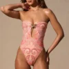 Stroje jednoczęściowe bandeau z wycięciami Faye w paisley Stroje jednoczęściowe bandeau z wycięciami Faye w paisley