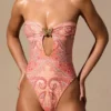 Stroje jednoczęściowe bandeau z wycięciami Faye w paisley Stroje jednoczęściowe bandeau z wycięciami Faye w paisley