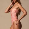 Stroje jednoczęściowe bandeau z wycięciami Faye w paisley Stroje jednoczęściowe bandeau z wycięciami Faye w paisley