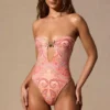 Stroje jednoczęściowe bandeau z wycięciami Faye w paisley Stroje jednoczęściowe bandeau z wycięciami Faye w paisley