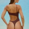 Stroje jednoczęściowe Formentera z wycięciami i zdobieniami w kolorze czekoladowym
