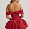 Sukienka Jessamy z odkrytymi ramionami, warstwowym dołem w kształcie bąbelków i gorsetem w kolorze True Red Sukienka Jessamy z odkrytymi ramionami, warstwowym dołem w kształcie bąbelków i gorsetem w kolorze True Red