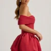 Sukienka Jessamy z odkrytymi ramionami, warstwowym dołem w kształcie bąbelków i gorsetem w kolorze True Red Sukienka Jessamy z odkrytymi ramionami, warstwowym dołem w kształcie bąbelków i gorsetem w kolorze True Red