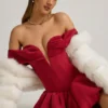 Sukienka Jessamy z odkrytymi ramionami, warstwowym dołem w kształcie bąbelków i gorsetem w kolorze True Red Sukienka Jessamy z odkrytymi ramionami, warstwowym dołem w kształcie bąbelków i gorsetem w kolorze True Red