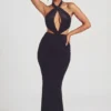 Sukienka maxi Adriana z aksamitu z dekoltem halter w kolorze kruczoczarnym Sukienka maxi Adriana z aksamitu z dekoltem halter w kolorze kruczoczarnym