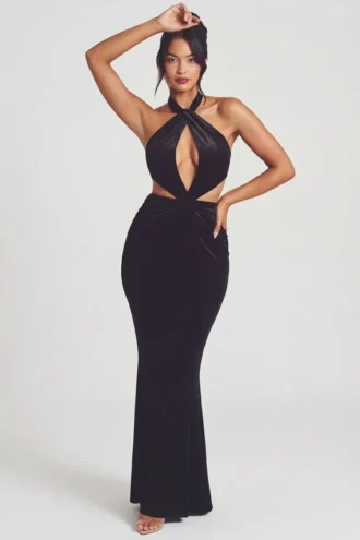 Sukienka maxi Adriana z aksamitu z dekoltem halter w kolorze kruczoczarnym Sukienka maxi Adriana z aksamitu z dekoltem halter w kolorze kruczoczarnym