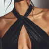 Sukienka maxi Adriana z aksamitu z dekoltem halter w kolorze kruczoczarnym Sukienka maxi Adriana z aksamitu z dekoltem halter w kolorze kruczoczarnym