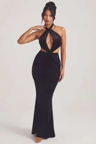 Sukienka maxi Adriana z aksamitu z dekoltem halter w kolorze kruczoczarnym Sukienka maxi Adriana z aksamitu z dekoltem halter w kolorze kruczoczarnym