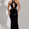 Sukienka maxi Adriana z aksamitu z dekoltem halter w kolorze kruczoczarnym Sukienka maxi Adriana z aksamitu z dekoltem halter w kolorze kruczoczarnym