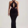 Sukienka maxi Adriana z aksamitu z dekoltem halter w kolorze kruczoczarnym Sukienka maxi Adriana z aksamitu z dekoltem halter w kolorze kruczoczarnym
