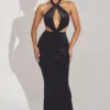 Sukienka maxi Adriana z aksamitu z dekoltem halter w kolorze kruczoczarnym Sukienka maxi Adriana z aksamitu z dekoltem halter w kolorze kruczoczarnym