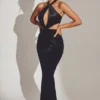 Sukienka maxi Adriana z aksamitu z dekoltem halter w kolorze kruczoczarnym Sukienka maxi Adriana z aksamitu z dekoltem halter w kolorze kruczoczarnym
