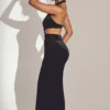 Sukienka maxi Adriana z aksamitu z dekoltem halter w kolorze kruczoczarnym Sukienka maxi Adriana z aksamitu z dekoltem halter w kolorze kruczoczarnym