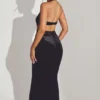 Sukienka maxi Adriana z aksamitu z dekoltem halter w kolorze kruczoczarnym Sukienka maxi Adriana z aksamitu z dekoltem halter w kolorze kruczoczarnym