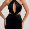 Sukienka maxi Adriana z aksamitu z dekoltem halter w kolorze kruczoczarnym Sukienka maxi Adriana z aksamitu z dekoltem halter w kolorze kruczoczarnym