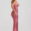 Sukienka maxi Amaya z ozdobnym dekoltem bandeau w kolorze arbuzowym