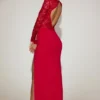 Sukienka maxi Carmina z koronką i falistym dekoltem w kolorze True Red Sukienka maxi Carmina z koronką i falistym dekoltem w kolorze True Red