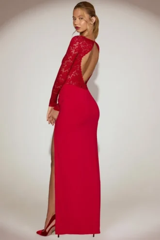 Sukienka maxi Carmina z koronką i falistym dekoltem w kolorze True Red Sukienka maxi Carmina z koronką i falistym dekoltem w kolorze True Red