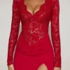 Sukienka maxi Carmina z koronką i falistym dekoltem w kolorze True Red Sukienka maxi Carmina z koronką i falistym dekoltem w kolorze True Red