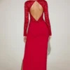 Sukienka maxi Carmina z koronką i falistym dekoltem w kolorze True Red Sukienka maxi Carmina z koronką i falistym dekoltem w kolorze True Red