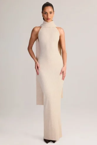 Sukienka maxi Dree z dzianiny prążkowanej i detalem w postaci szalika, w kolorze kremowym Sukienka maxi Dree z dzianiny prążkowanej i detalem w postaci szalika, w kolorze kremowym