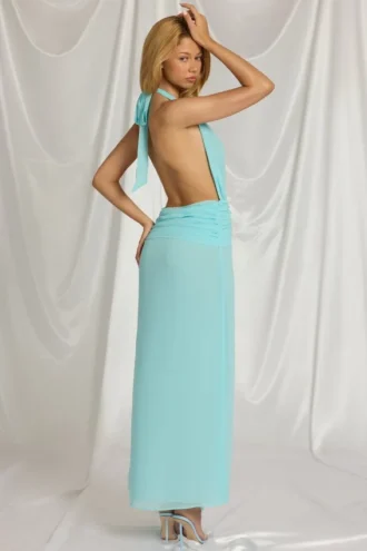 Sukienka maxi Kaeli z odkrytymi ramionami w kolorze aqua blue