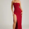 Sukienka maxi La Rochette z ozdobami, bez ramiączek i z dekoltem w serek w kolorze True Red Sukienka maxi La Rochette z ozdobami, bez ramiączek i z dekoltem w serek w kolorze True Red