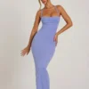 Sukienka maxi Monte Carlo z ozdobnym dekoltem typu cowl w kolorze pudrowego błękitu