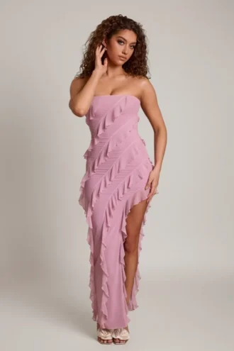 Sukienka maxi Nevali z falbanami i dekoltem bandeau w kolorze zgaszonego różu Sukienka maxi Nevali z falbanami i dekoltem bandeau w kolorze zgaszonego różu