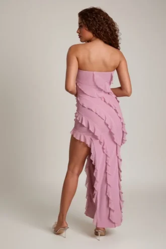 Sukienka maxi Nevali z falbanami i dekoltem bandeau w kolorze zgaszonego różu Sukienka maxi Nevali z falbanami i dekoltem bandeau w kolorze zgaszonego różu