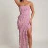 Sukienka maxi Nevali z falbanami i dekoltem bandeau w kolorze zgaszonego różu