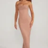 Sukienka maxi Palermo z ozdobnym stanikiem bandeau i dekoltem w serek w kolorze beżowym Sukienka maxi Palermo z ozdobnym stanikiem bandeau i dekoltem w serek w kolorze beżowym