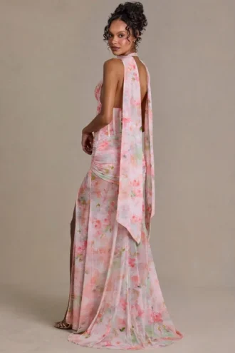 Sukienka maxi Primrose Premium z ozdobnym szalikiem w różowy kwiatowy wzór Sukienka maxi Primrose Premium z ozdobnym szalikiem w różowy kwiatowy wzór