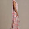 Sukienka maxi Primrose Premium z ozdobnym szalikiem w różowy kwiatowy wzór