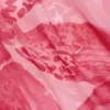 Sukienka maxi Taveuni z golfem i metalowymi detalami w różowy wzór orchidei Sukienka maxi Taveuni z golfem i metalowymi detalami w różowy wzór orchidei
