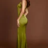 Sukienka maxi z dekoltem w serek i wiązaniem z tyłu w kolorze oliwkowym marki Vittoria Sukienka maxi z dekoltem w serek i wiązaniem z tyłu w kolorze oliwkowym marki Vittoria