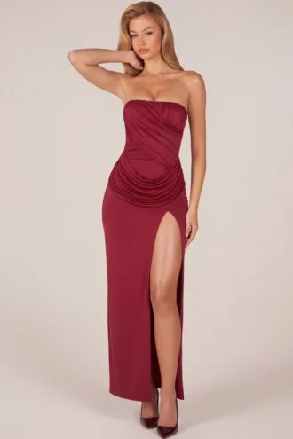 Sukienka maxi z drapowanym stanikiem typu bandeau w kolorze wiśniowej czerwieni Sukienka maxi z drapowanym stanikiem typu bandeau w kolorze wiśniowej czerwieni