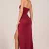 Sukienka maxi z drapowanym stanikiem typu bandeau w kolorze wiśniowej czerwieni