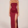 Sukienka maxi z drapowanym stanikiem typu bandeau w kolorze wiśniowej czerwieni
