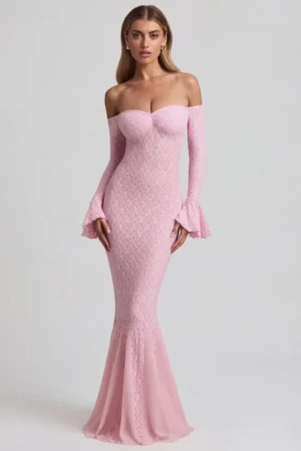 Sukienka maxi z falbanami i odkrytymi ramionami Verena w kolorze delikatnego różu Sukienka maxi z falbanami i odkrytymi ramionami Verena w kolorze delikatnego różu