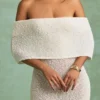 Sukienka maxi z odkrytymi ramionami Naia Bouclé w kolorze białym Sukienka maxi z odkrytymi ramionami Naia Bouclé w kolorze białym