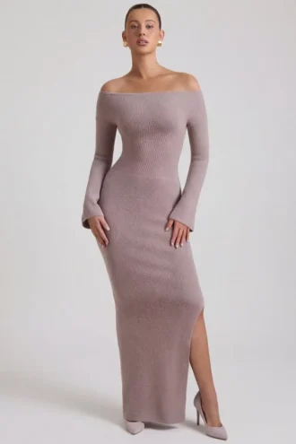 Sukienka maxi z odkrytymi ramionami z dzianiny prążkowanej Terneigh w kolorze taupe Sukienka maxi z odkrytymi ramionami z dzianiny prążkowanej Terneigh w kolorze taupe