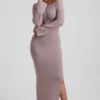 Sukienka maxi z odkrytymi ramionami z dzianiny prążkowanej Terneigh w kolorze taupe Sukienka maxi z odkrytymi ramionami z dzianiny prążkowanej Terneigh w kolorze taupe