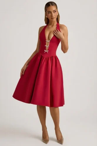 Sukienka midi Angelina z wiązaniem na szyi i kokardką w kolorze True Red Sukienka midi Angelina z wiązaniem na szyi i kokardką w kolorze True Red
