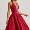 Sukienka midi Angelina z wiązaniem na szyi i kokardką w kolorze True Red Sukienka midi Angelina z wiązaniem na szyi i kokardką w kolorze True Red