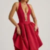 Sukienka midi Angelina z wiązaniem na szyi i kokardką w kolorze True Red Sukienka midi Angelina z wiązaniem na szyi i kokardką w kolorze True Red