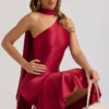 Sukienka midi z asymetrycznym szalikiem Shaya w kolorze True Red Sukienka midi z asymetrycznym szalikiem Shaya w kolorze True Red