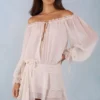 Sukienka Mini Alessia z odkrytymi ramionami i bufiastymi rękawami w kolorze kości słoniowej Sukienka Mini Alessia z odkrytymi ramionami i bufiastymi rękawami w kolorze kości słoniowej