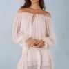 Sukienka Mini Alessia z odkrytymi ramionami i bufiastymi rękawami w kolorze kości słoniowej Sukienka Mini Alessia z odkrytymi ramionami i bufiastymi rękawami w kolorze kości słoniowej
