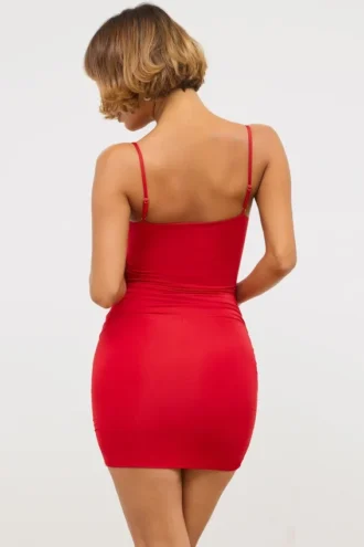 Sukienka mini Aniela Slinky Jersey z wycięciami i różowymi detalami w kolorze szkarłatnej czerwieni Sukienka mini Aniela Slinky Jersey z wycięciami i różowymi detalami w kolorze szkarłatnej czerwieni